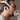Mann setzt CPAP Maske auf