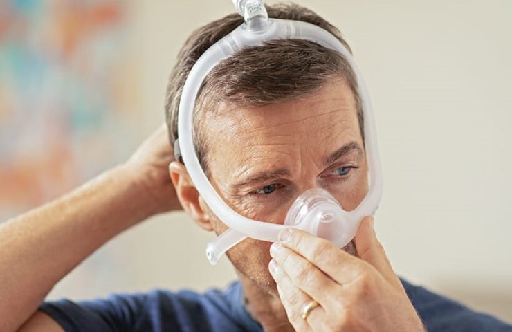 Mann mit CPAP-Maske