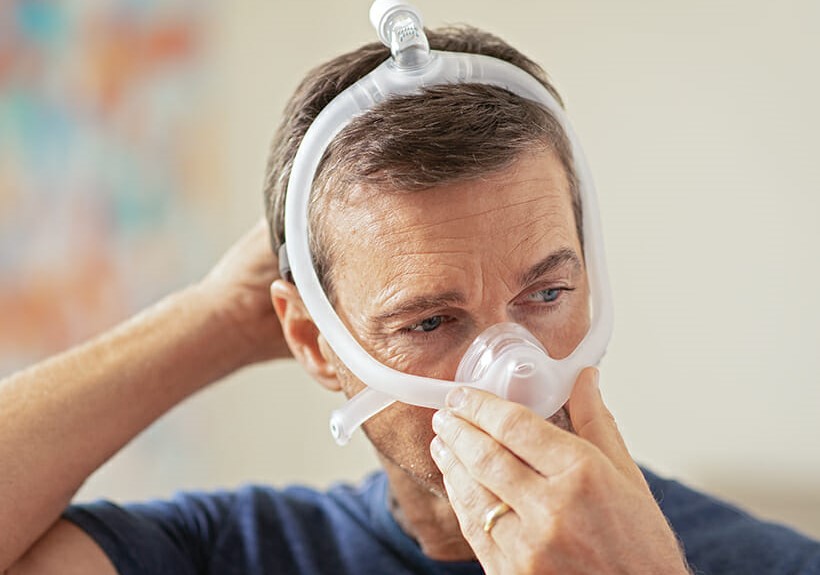 Mann mit CPAP-Maske