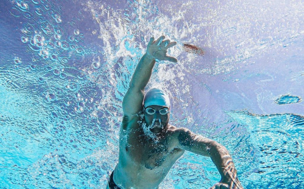 Aerobe Sportarten wie Schwimmen fördern die Sauerstoffaufnahme