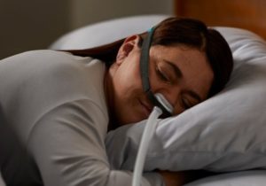 Frau mit CPAP-Maske